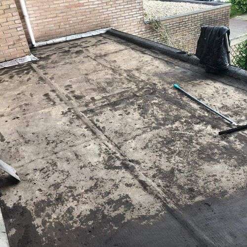Schoonmaken van een plat dak in Vlissingen Schoonmaken van een plat dak in Vlissingen